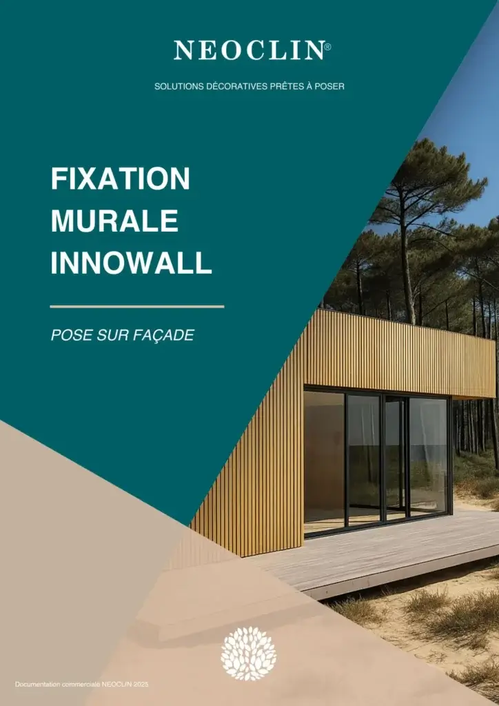 Première page documentation Innowall NEOCLIN Image maison fond pin maritime sur une plage avec élément en bleu pétrole incliné sur la gauche de la photo Titre du document Fixation Murale Innowall